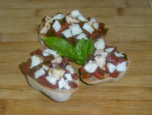 Bruschetta con pomodoro e mozzarella- Piatto pronto