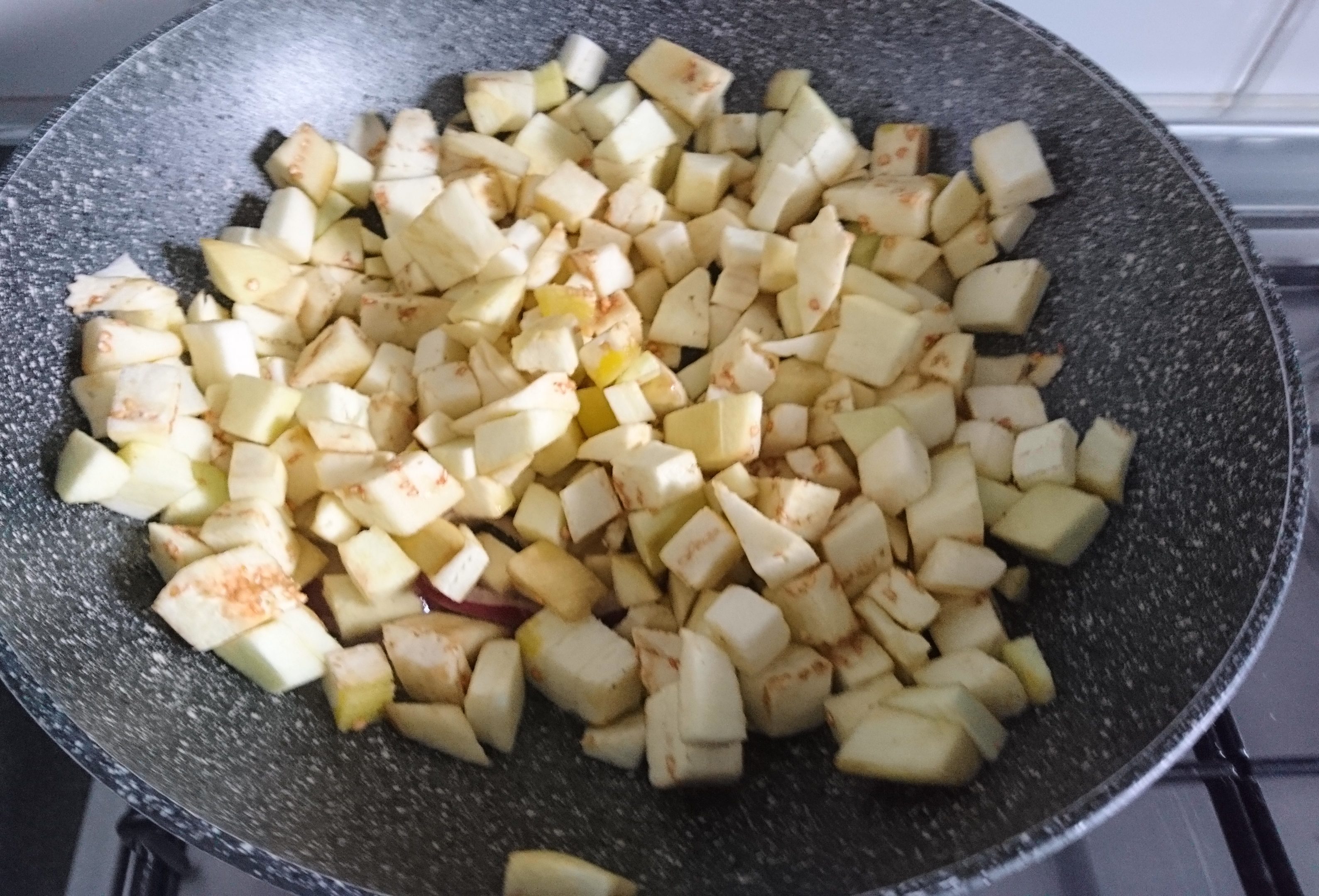 Pasta con melanzane e pomodorini - Melanzane in padella