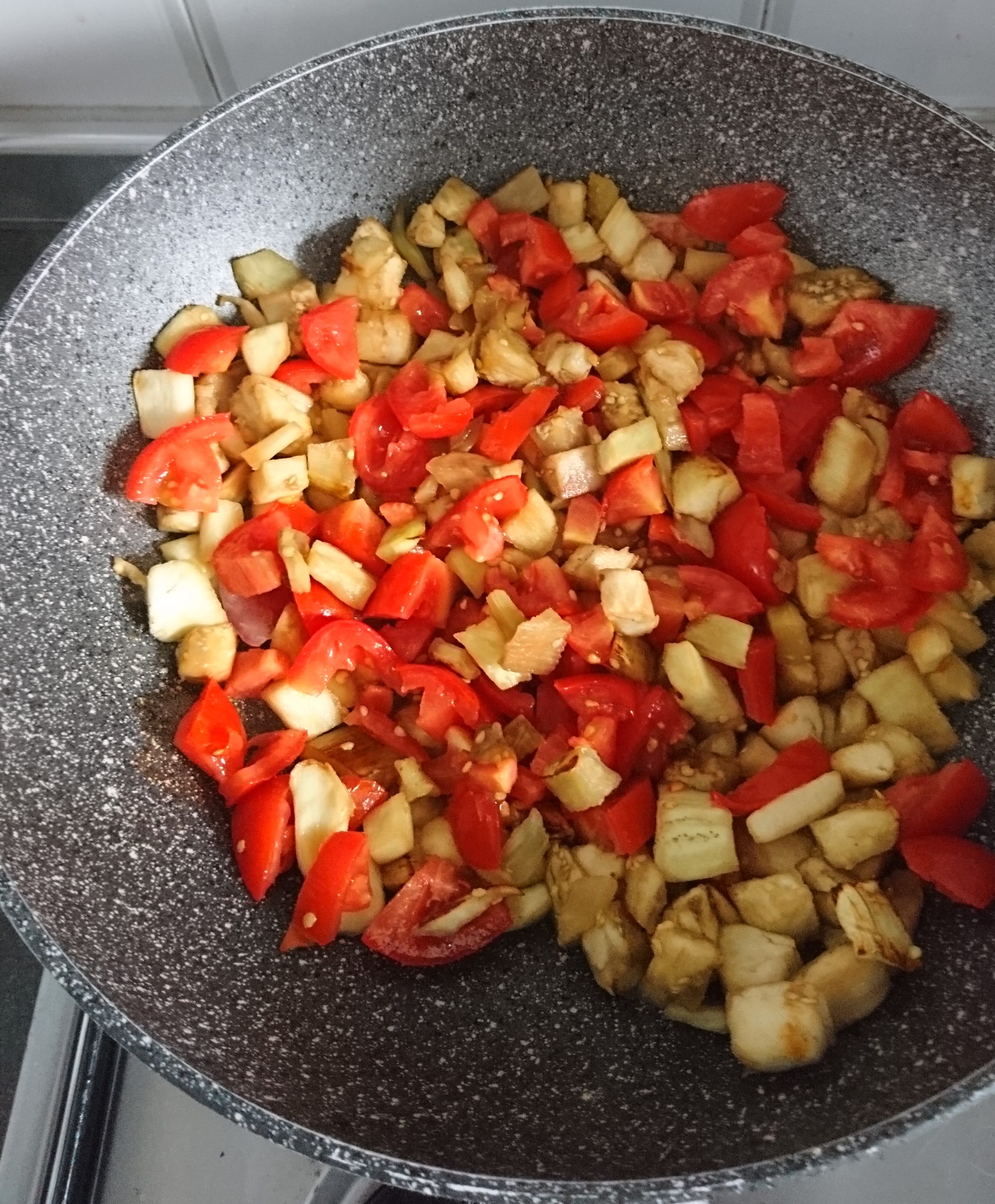 Pasta con melanzane e pomodorini - Padella