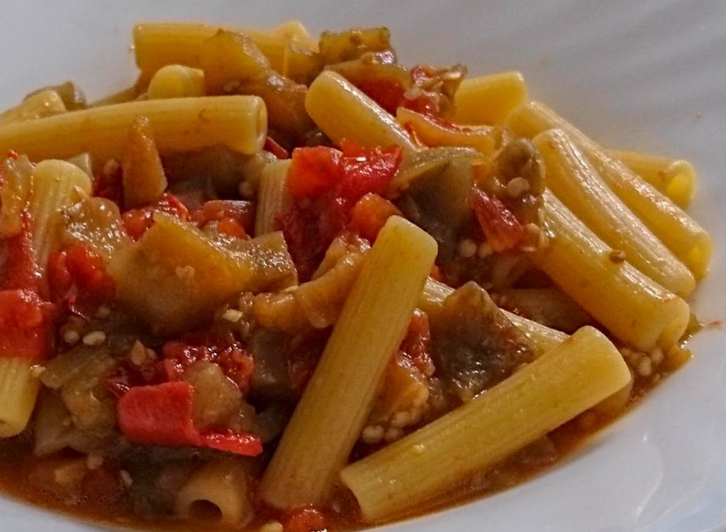 Pasta con melanzane e pomodorini - Piatto pronto