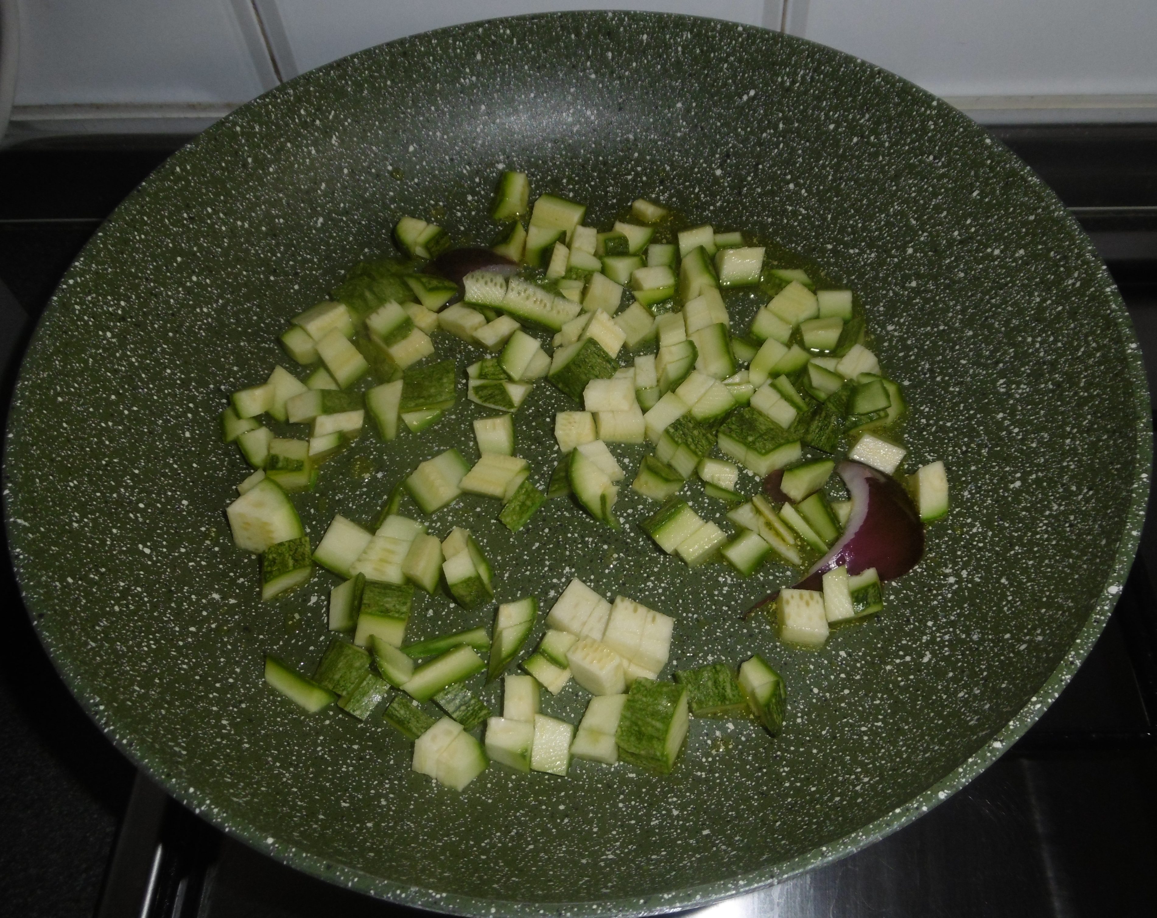 Pasta con tonno e zucchine - Rosolare zucchine