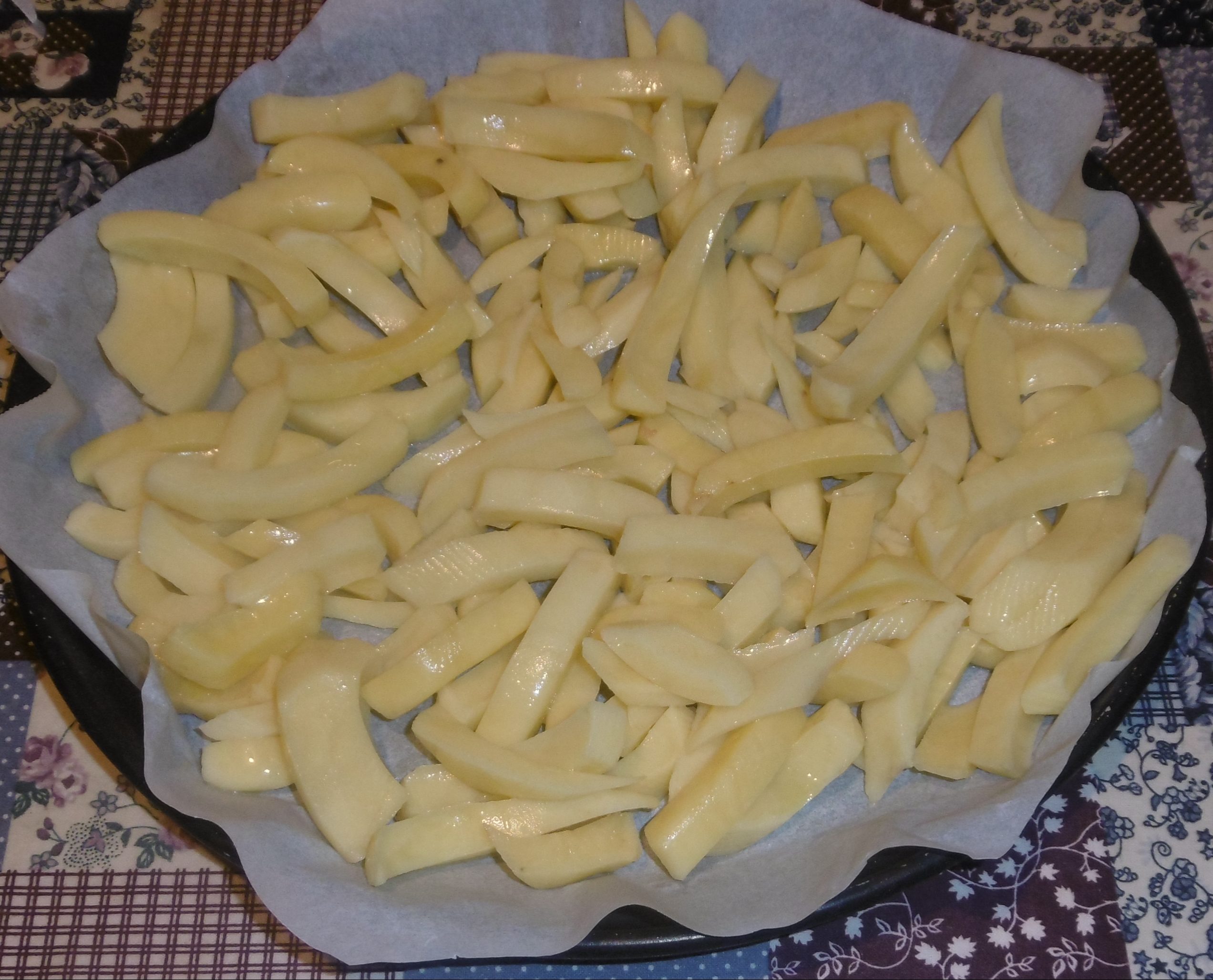 Patate e wurstel al forno - Patate tagliate