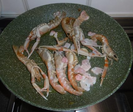 Pasta con scampi e carciofi - Scampi in padella