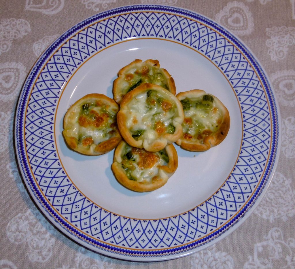 Cestini di pasta sfoglia con zucchine e mozzarella - Piatto pronto