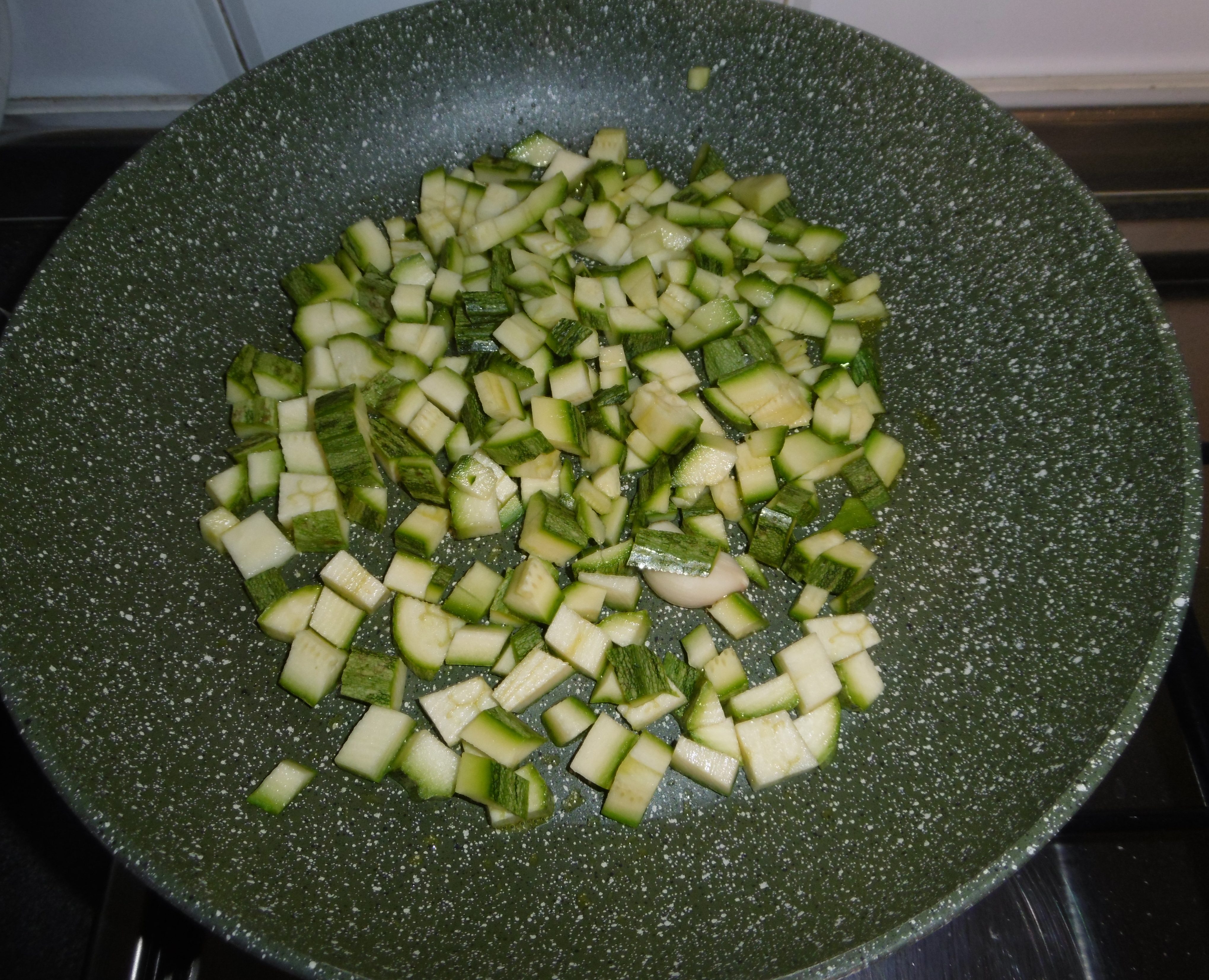 Cestini di pasta sfoglia con zucchine e mozzarella - Zucchine in padella