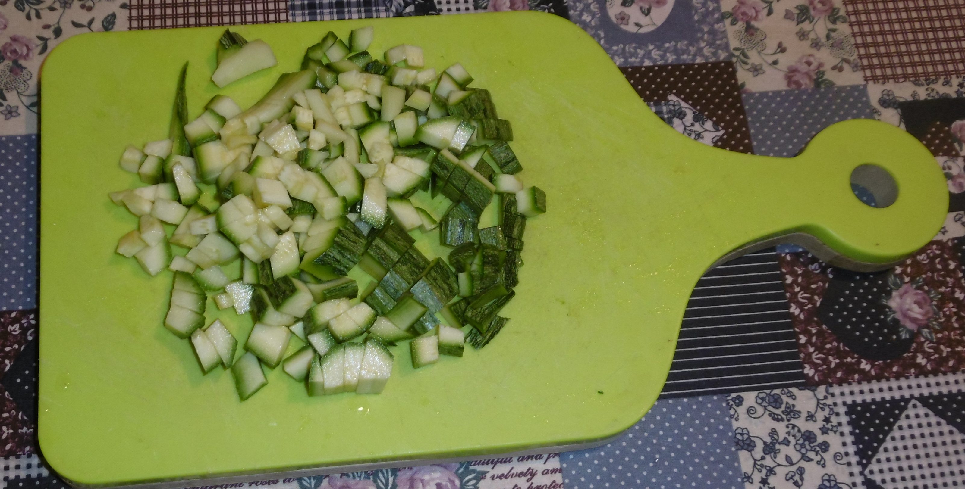 Cestini di pasta sfoglia con zucchine e mozzarella - Zucchine tagliate