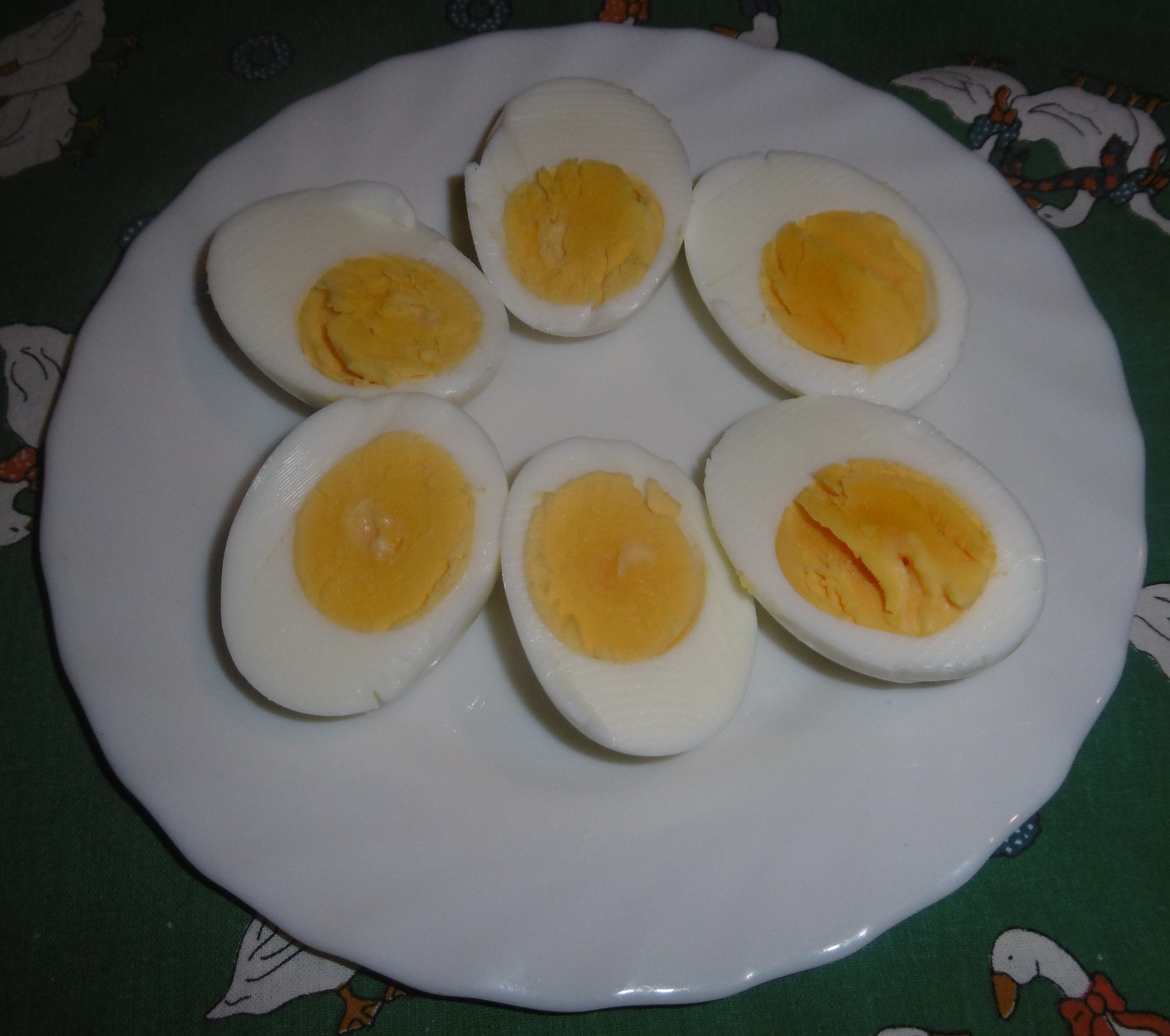 Uova ripiene di prosciutto e formaggio - Uova sode