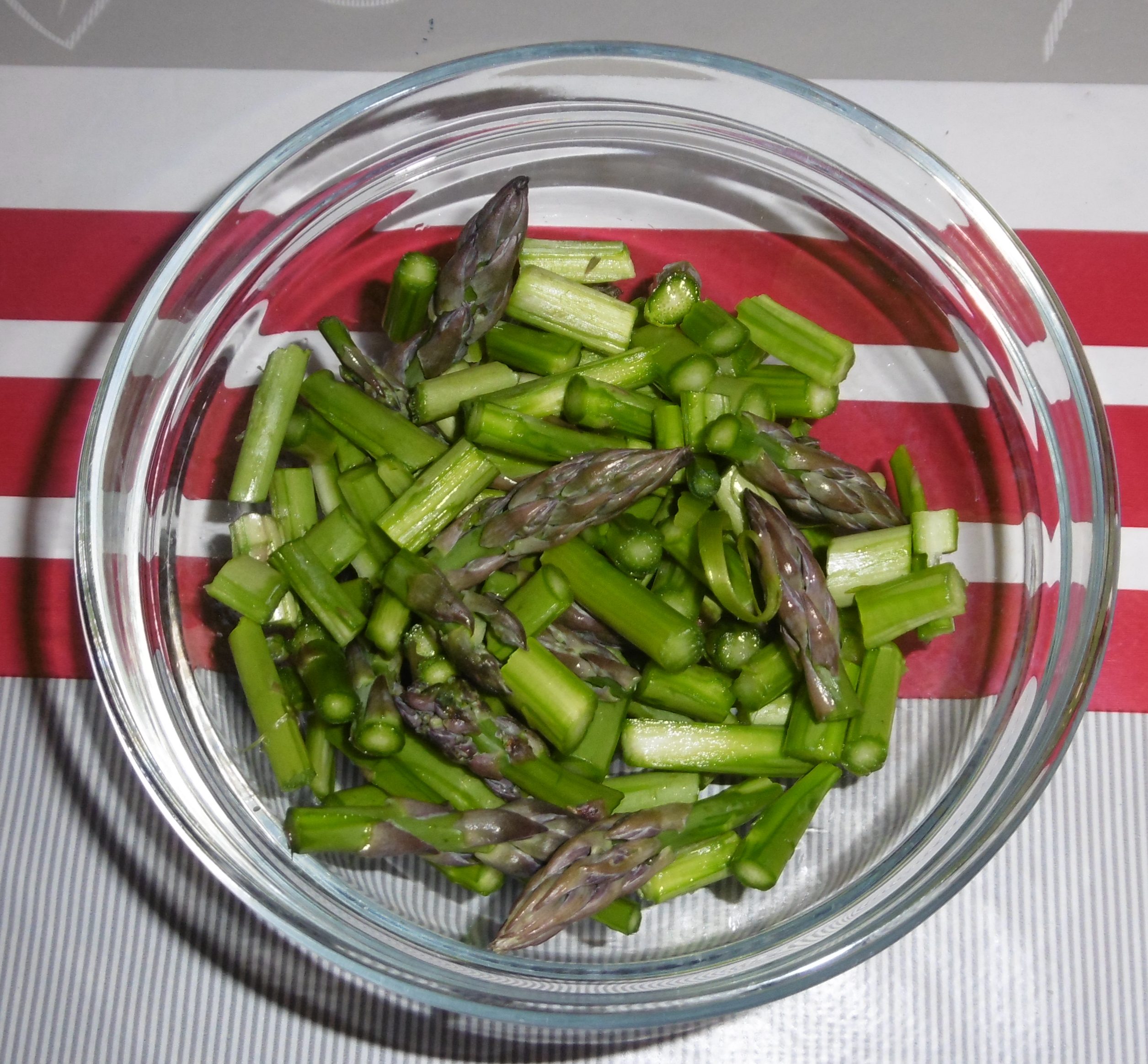 Fregola con asparagi e salsiccia - Asparagi tagliati