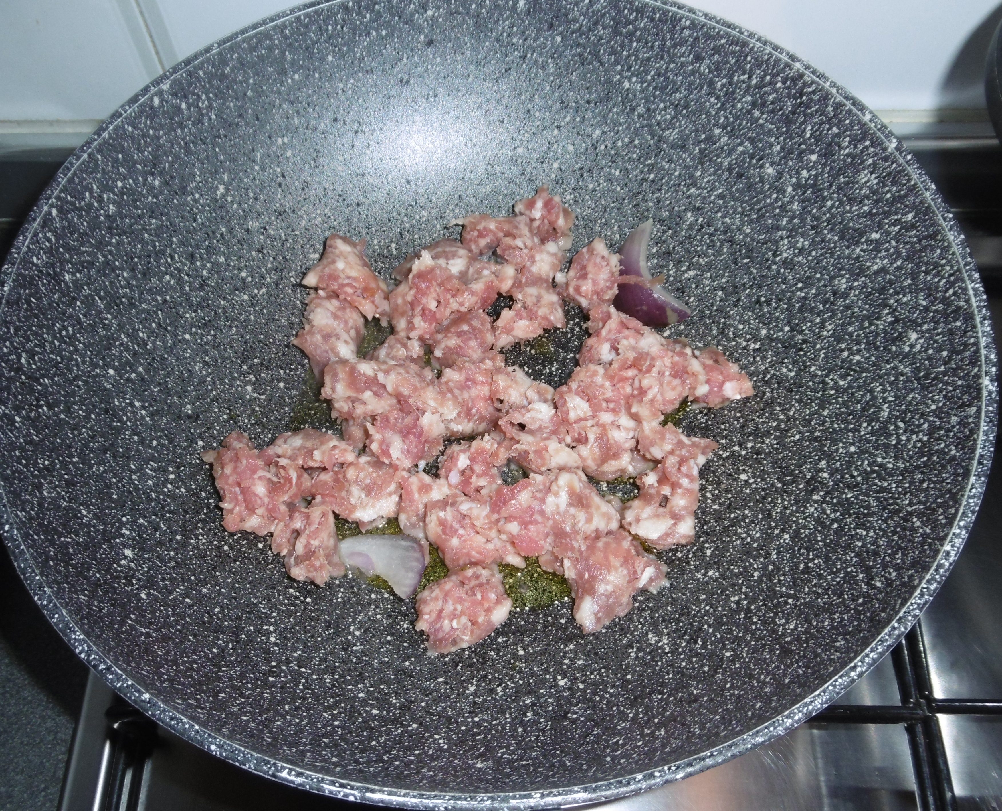 Fregola con asparagi e salsiccia - Salsiccia in padella