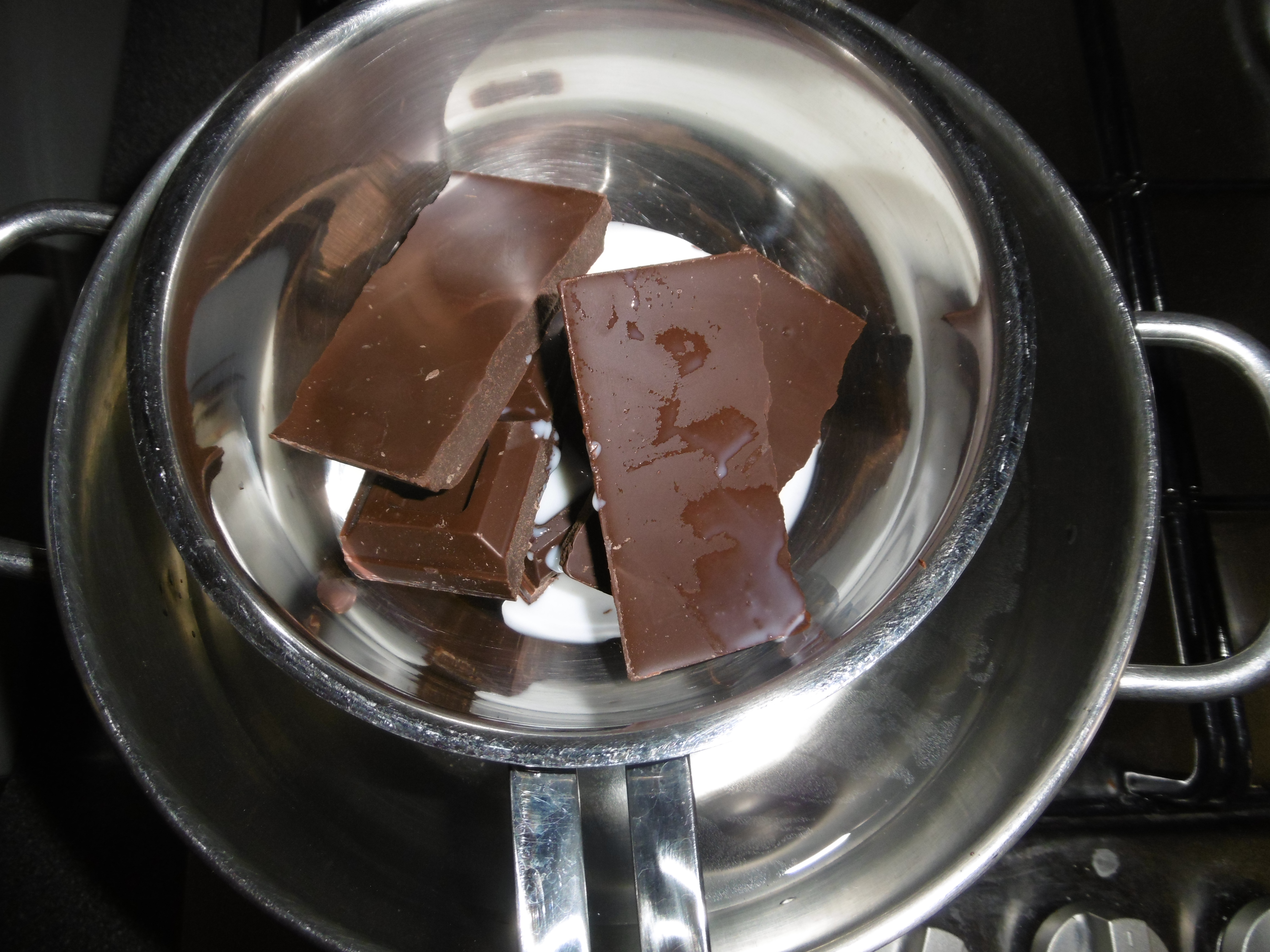 Gelato biscotto con cioccolato e riso soffiato -Cioccolato sciolto