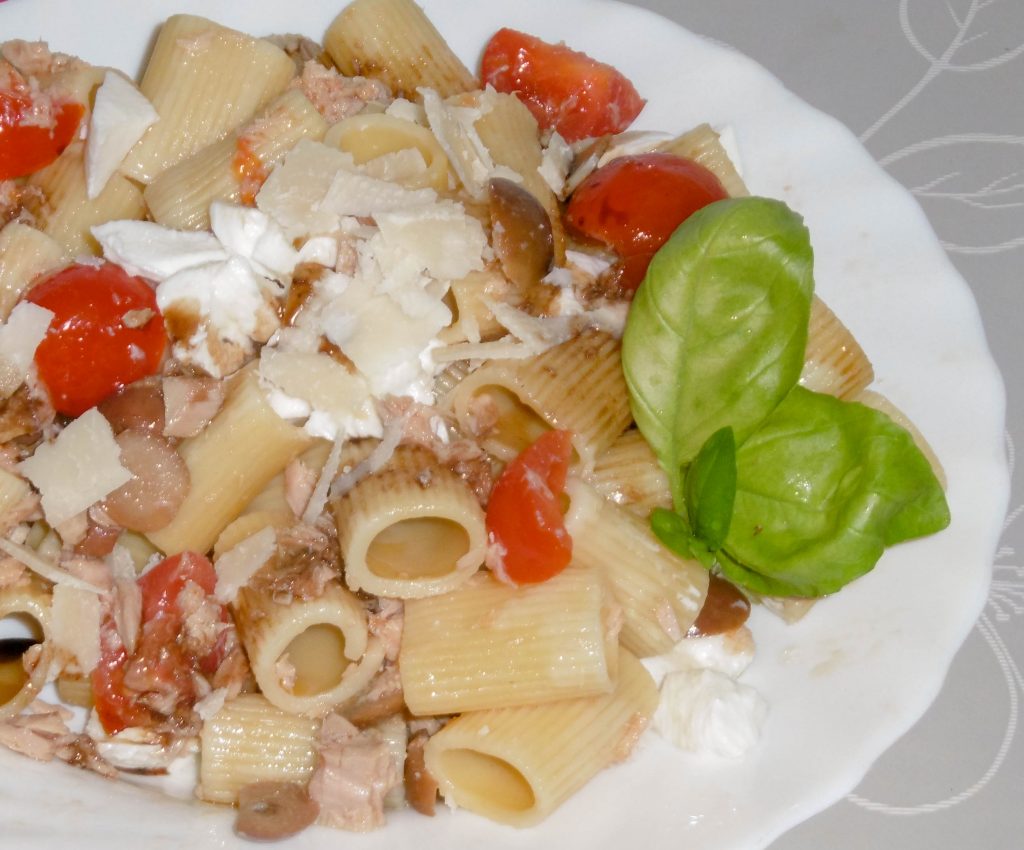 Pasta fredda pomodoro, mozzarella e olive - Piatto pronto