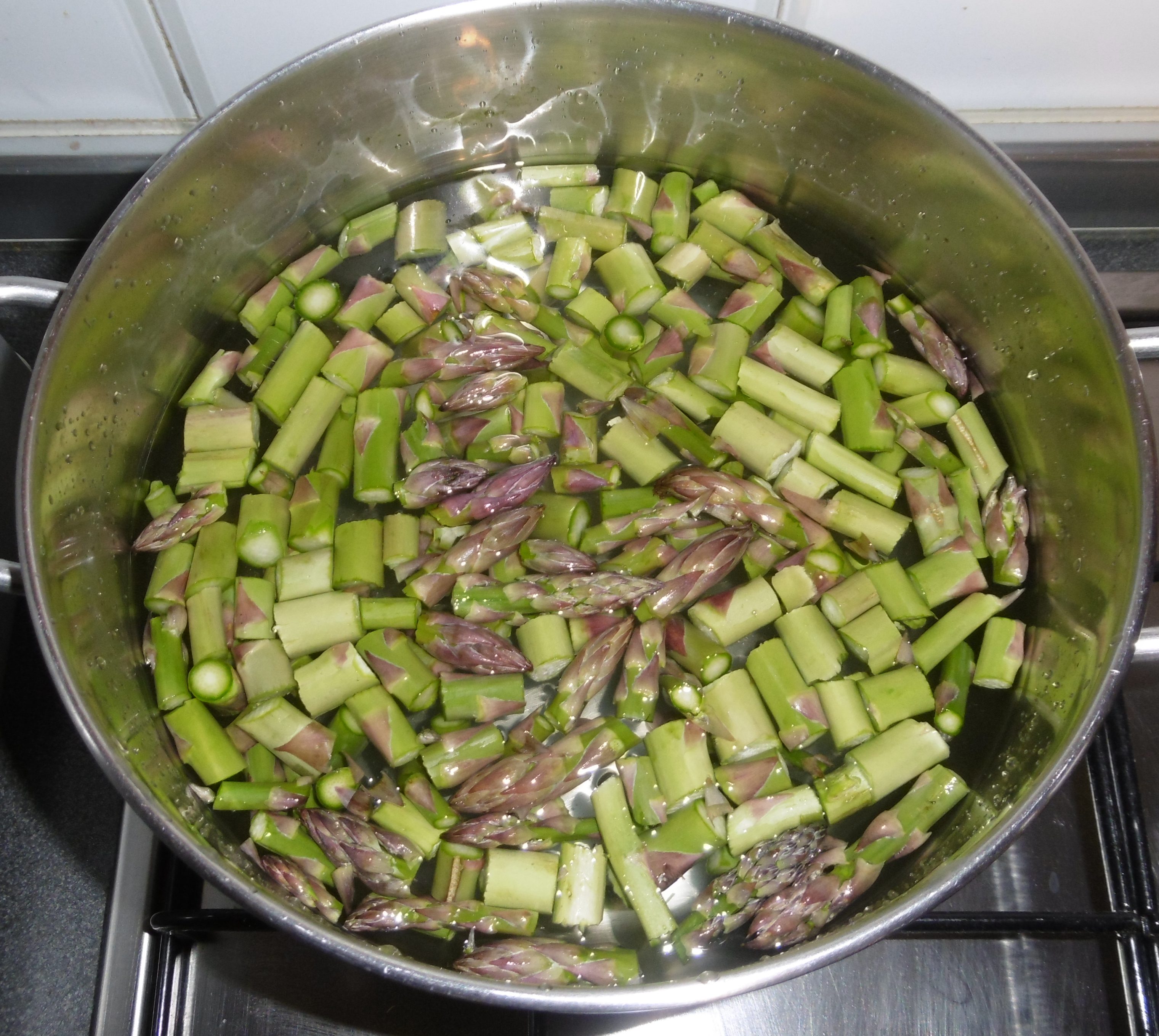 Pasta con crema di asparagi e pomodorini - Asparagi in cottura